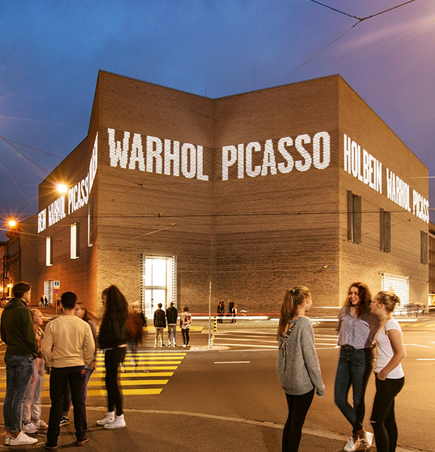 Menschen, die vor dem Kunstmuseum Basel stehen.